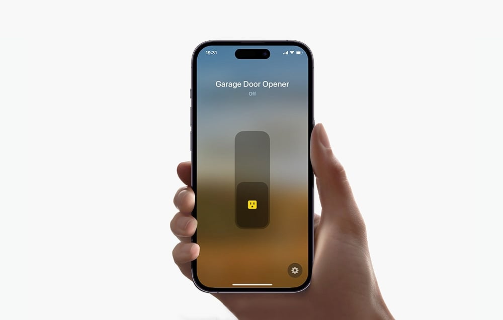 Smartphone με εφαρμογή που ελέγχει το ανοιχτήρι γκαραζόπορτας στην οθόνη